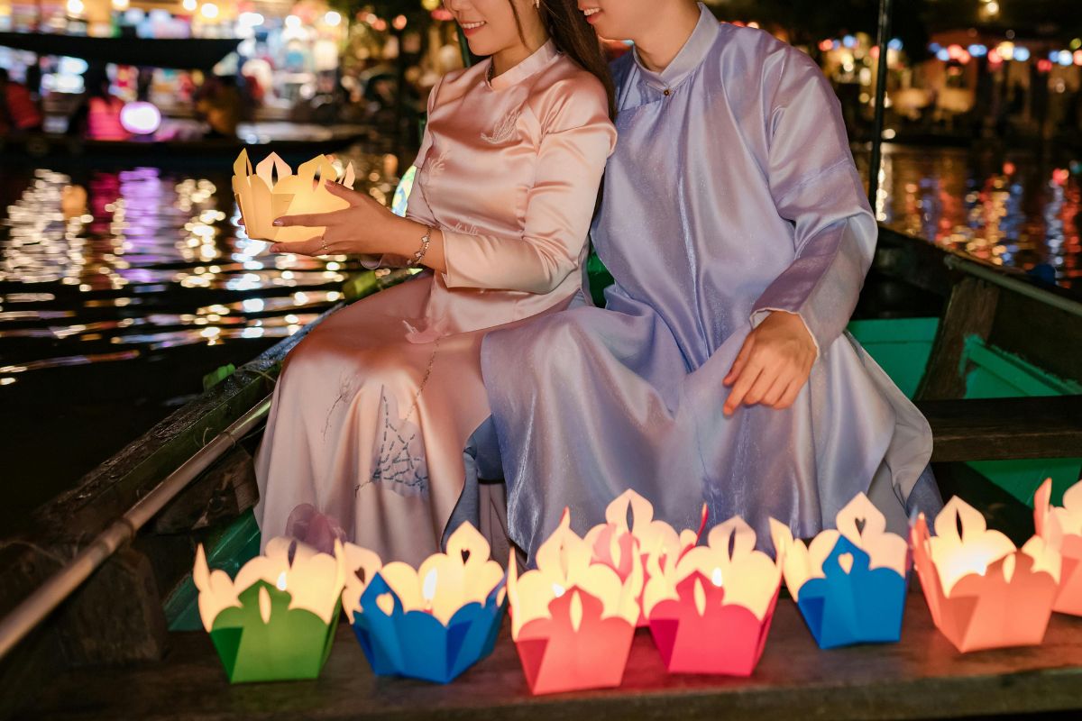 thả đ&egrave;n hoa đăng Hội An